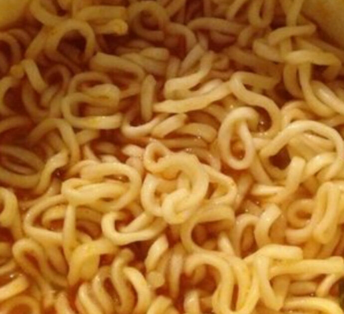 Gustosi e già pronti, sono molto popolari ma pericolosi per la salute. Gli esperti lanciano l’allarme sui noodles istantanei