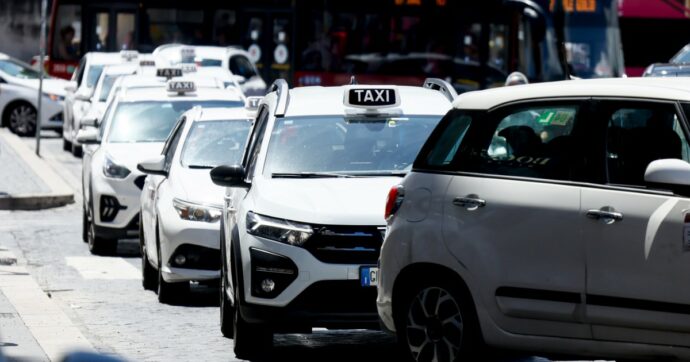 Taxi, Roma dice addio alle tariffe fisse per gli aeroporti: “Colpa di cantieri e preferenziali”