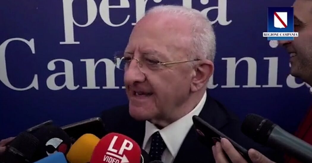 De Luca scherza con i cronisti dopo la caduta: “Vi ho regalato un doppio salto carpiato. Ora pronti a sfide politiche e ortopediche.