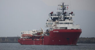 Copertina di Sequestro per la nave Ocean Viking approdata a Bari con 244 migranti. Avrebbe deviato dalla rotta assegnata