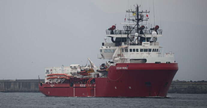Sequestro per la nave Ocean Viking approdata a Bari con 244 migranti. Avrebbe deviato dalla rotta assegnata