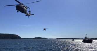 Copertina di Mar Rosso, elicotteri Usa affondano tre imbarcazioni houthi all’assalto di una portacontainer Maersk (che ferma di nuovo le navi)
