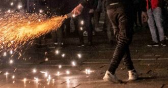 Copertina di Capodanno, petardo gli esplode tra le gambe: amputati i genitali a un 22enne nel Salento