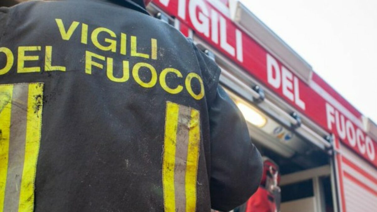 Dà fuoco alle sue mutande durante una lite con il compagno: l’incendio divampa e coinvolge mezza palazzina. Evacuate sei famiglie