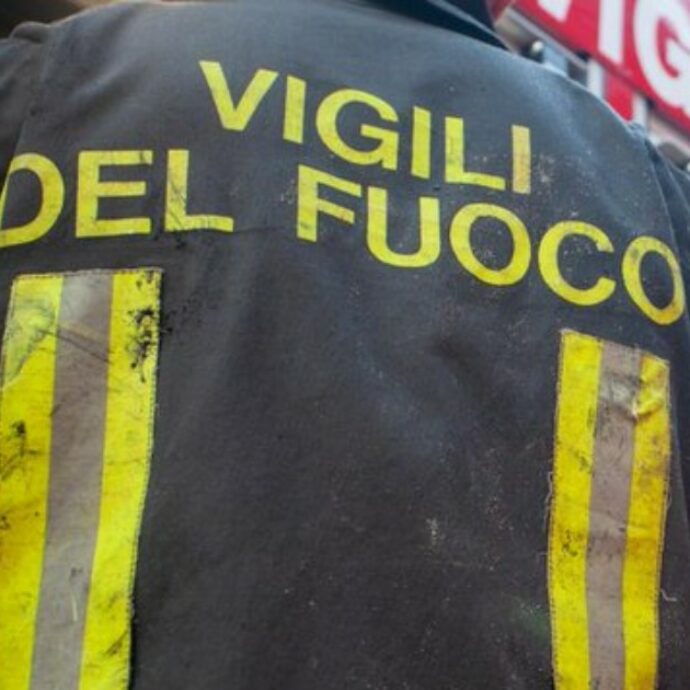 Dà fuoco alle sue mutande durante una lite con il compagno: l’incendio divampa e coinvolge mezza palazzina. Evacuate sei famiglie