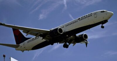 Copertina di “Aereo Madrid-New York costretto a un atterraggio d’emergenza nelle Azzorre”: disavventura per oltre 280 passeggeri