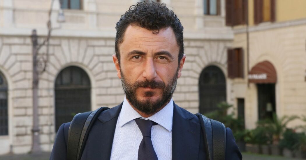 Capodanno con la pistola, lo stub sul deputato di FdI la mattina del 1 gennaio. Emanuele Pozzolo indagato per lesioni aggravate. “Ha rifiutato la consegna degli abiti opponendo l’immunità parlamentare”