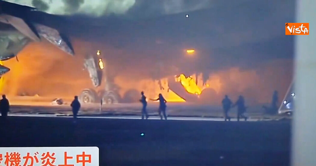 Aereo in fiamme a Tokyo, la fuga dei passeggeri dall’Airbus dopo lo schianto con un altro velivolo – Video