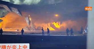 Copertina di Aereo in fiamme a Tokyo, la fuga dei passeggeri dall’Airbus dopo lo schianto con un altro velivolo – Video