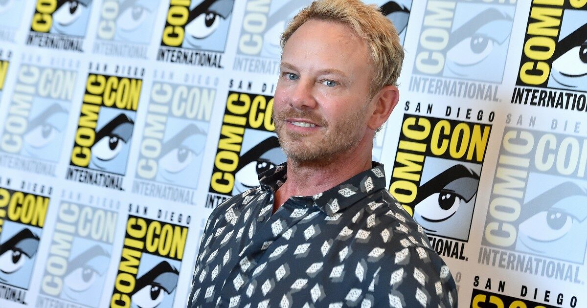 Ian Ziering, la star di Beverly Hills 90210 aggredito da un gruppo di motociclisti: la maxi rissa nel traffico