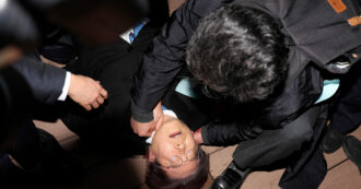 Copertina di Corea del Sud, il leader dell’opposizione Lee Jae-myung accoltellato al collo. Arrestato l’aggressore