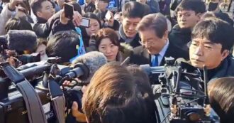 Copertina di Corea del Sud, il momento in cui il leader dell’opposizione Lee Jae Myung viene accoltellato durante un evento pubblico