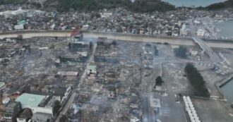 Copertina di Terremoto in Giappone, case e negozi rasi al suolo nella città di Wajima: le immagini dall’alto