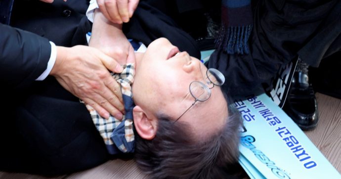 Sud Corea, coltellate al n.1 dell’opposizione