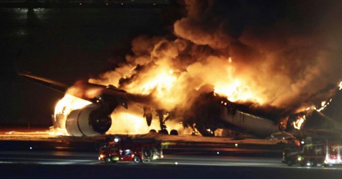 Tokyo, scontro tra aerei: 5 vittime “Evitata la strage”