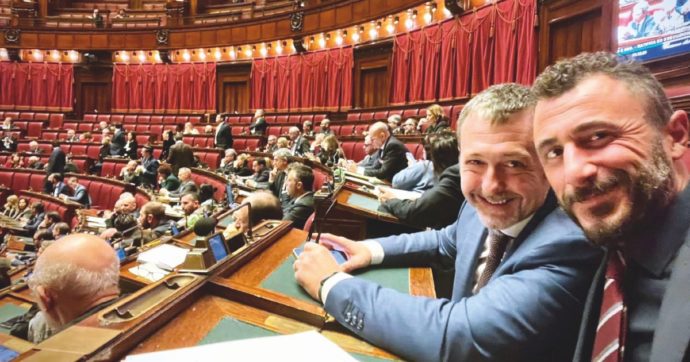 “Era allegro e mostrava la pistola”. Ora Pozzolo è indagato e FdI lo molla