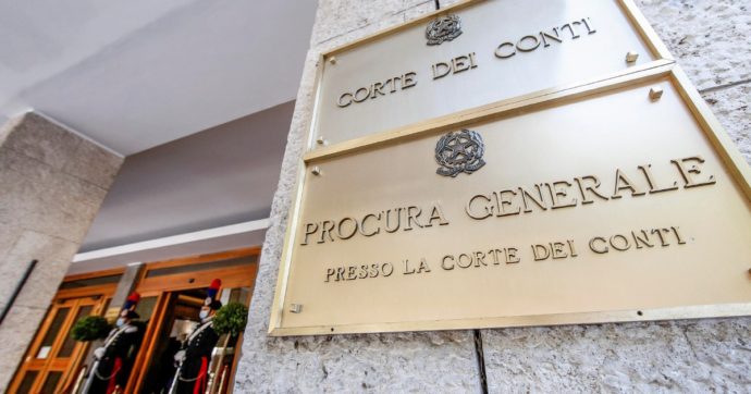 Post contro la maggioranza, bufera sul pm contabile Degni