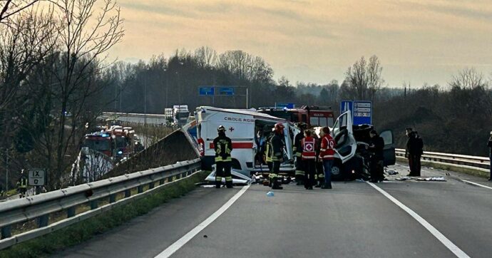 Copertina di Scontro tra mezzo della Croce rossa, camion e auto: tre morti e quattro feriti nel Pordenonese