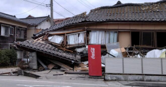 Copertina di Terremoto Giappone, i morti sono almeno 48. Il primo ministro: “Corsa contro il tempo per salvare le persone intrappolate in casa”