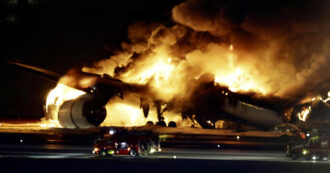 Copertina di Tokyo, Airbus in fiamme dopo una collisione con un aereo della Guardia costiera: cinque morti. Salvi i 367 passeggeri del volo di linea