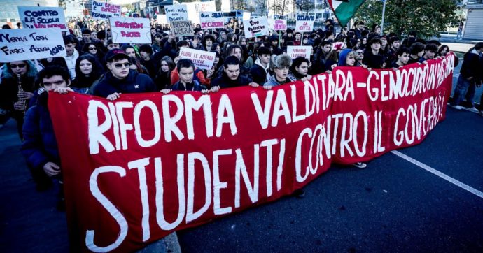 Copertina di Scuola, per la furia Valditara docenti in riunioni zoom a Natale