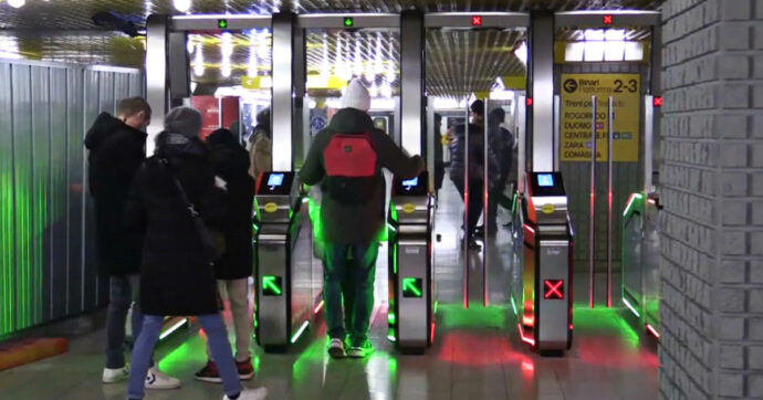 Copertina di Milano, entrano in funzione i “tornelli della polemica”: installati alla fermata della metro di San Donato. Ecco come funzionano