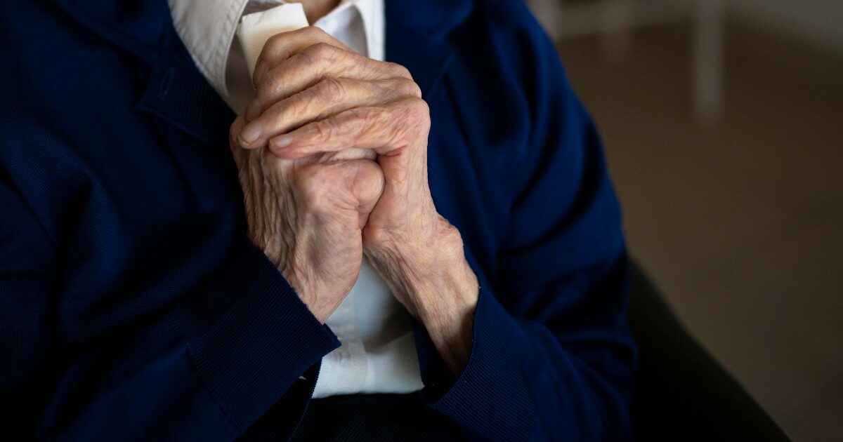 Anziana si sente male, l’ambulanza è bloccata nel traffico. Un 15enne fa salire la paziente sul motorino per salvarle la vita: il gesto di Filippo Albonico