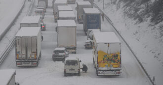 Copertina di Centinaia di auto bloccate da una bufera di neve in Svezia, freddo record con -43,6 gradi