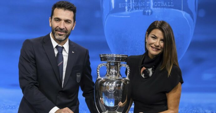 Copertina di Gigi Buffon sposta il matrimonio con Ilaria D’Amico per “colpa” degli Europei: “Non abbiamo ancora deciso”