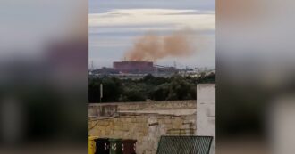 Copertina di Ex-Ilva di Taranto, sindacati: “Nube rossastra dall’acciaieria 2, fumo pericoloso per ambiente e lavoratori”. L’azienda nega: “Non è slopping”