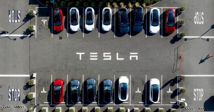 Copertina di Tesla vola, ma la BYD vuole il sorpasso