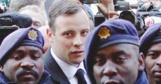 Copertina di Oscar Pistorius rilasciato dopo quasi 9 anni di carcere per l’omicidio della fidanzata: da oggi è in libertà vigilata