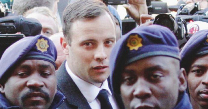 Copertina di Oscar Pistorius rilasciato dopo quasi 9 anni di carcere per l’omicidio della fidanzata: da oggi è in libertà vigilata