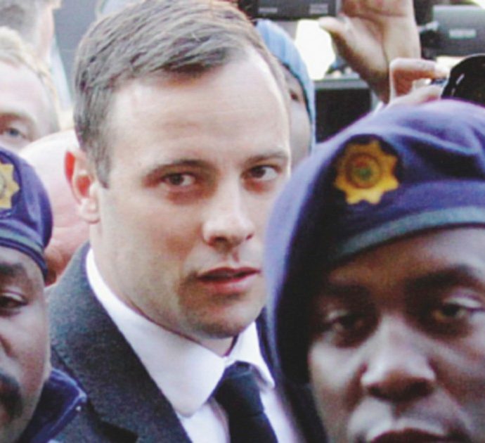 Oscar Pistorius rilasciato dopo quasi 9 anni di carcere per l’omicidio della fidanzata: da oggi è in libertà vigilata