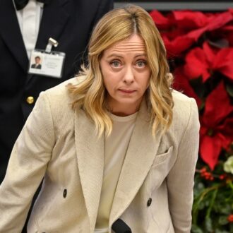 Copertina di Meloni, i complotti per coprire la questione morale: il Fatto di domani 6 gennaio