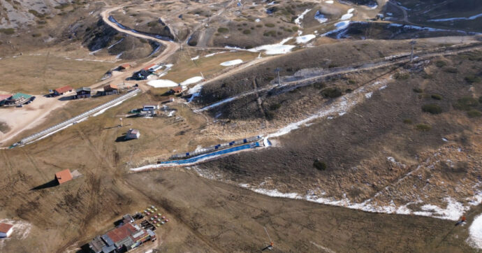 Copertina di Appennini senza neve, le immagini sconfortanti da Campo Felice (Aquila). E gli impianti di sci restano chiusi