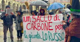 Copertina di Sacchi di carbone davanti al Comune di Torino, la protesta contro il sindaco Lo Russo e la giunta: “Fanno solo greenwashing”