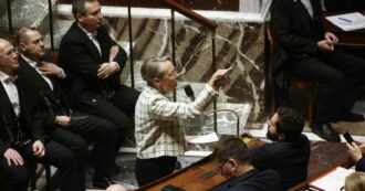 Copertina di La premier Borne crolla nei sondaggi, Macron pensa al rimpasto