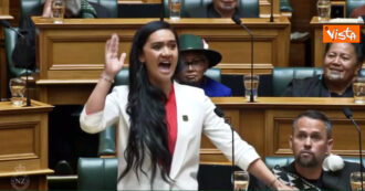Copertina di La più giovane deputata della Nuova Zelanda porta la Haka in Parlamento: il discorso fa il giro del mondo – Video