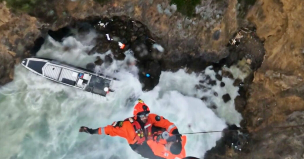 Argentario, barca si sta per schiantare contro gli scogli: il salvataggio della Guardia costiera è da applausi – Video