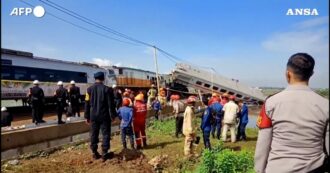 Copertina di Scontro tra due treni in Indonesia, almeno quattro morti e 28 feriti. Le immagini da Giava delle carrozze rovesciate