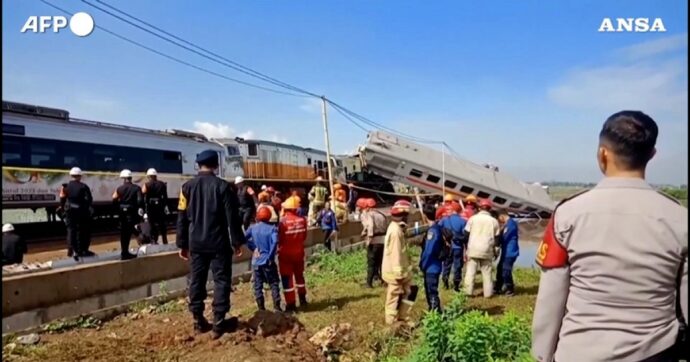 Copertina di Scontro tra due treni in Indonesia, almeno quattro morti e 28 feriti. Le immagini da Giava delle carrozze rovesciate