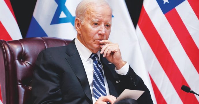 Copertina di Biden blocca l’invio di munizioni a Israele: è il primo provvedimento contro Tel Aviv dall’inizio della guerra. L’intesa sul cessate il fuoco a Gaza vicina al fallimento
