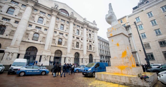 Milano, il Comune chiede i danni agli attivisti di Ultima Generazione per il “dito” imbrattato