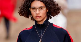 Copertina di È arrivata la tuta di massa (per ricchi e poveri). Ma all’orizzonte veleggia l’uniforme da tutti i giorni