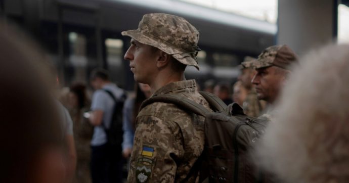 Ucraina, Zelensky: “Altri 500 mila al fronte”. In migliaia tentano la fuga