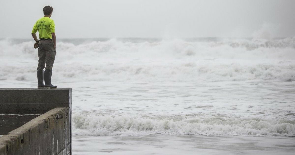 Cade nell’oceano e viene salvato dopo un giorno alla deriva grazie al riflesso del suo orologio: “Uno squalo mi ha annusato, vivo per miracolo”