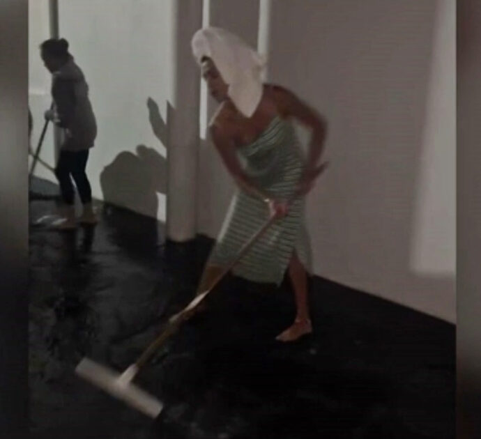 Belen Rodriguez spazza l’acqua dopo la tempesta (con turbante in testa): “Un disastro, fortunatamente stiamo tutti bene” – Video