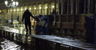 Copertina di Venezia, il Mose non entra in funzione e in città c’è quasi un metro di acqua alta: le immagini