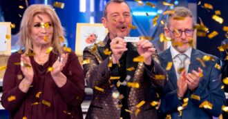 Copertina di Amadeus fa il botto con “Affari tuoi speciale Lotteria Italia”: 5.537.000 spettatori e il 31.4% di share, si aggiudica la serata del 6 gennaio
